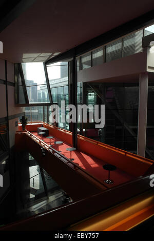 Sonnigen Porträt zu groß Glas Fenster rot orange Sechseck Brücke Foyer, Hexagon Zimmer, Lowry Centre, Salford Quays, UK Stockfoto