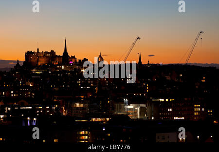 Edinburgh, Schottland, Großbritannien. 5. Dezember 2014. Das Stadtzentrum von Edinburgh hatten schöne klare Himmel nähert sich der Dämmerung, da die Temperatur Prognose abzulegen um null Grad oder über Nacht in der Stadt. Auch Baukräne können gut aussehen, wenn die Hintergrundbeleuchtung mit dem Nachleuchten einer untergehenden Sonne. Stockfoto