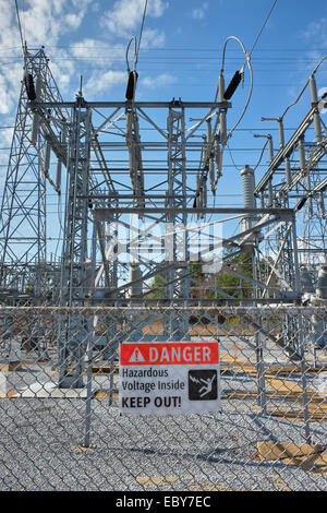 Warnschild Warnung vor gefährlichen Hochspannungsleitungen und Beratung bei Strom- Transfer Station heraus zu halten, Alabama USA. Stockfoto