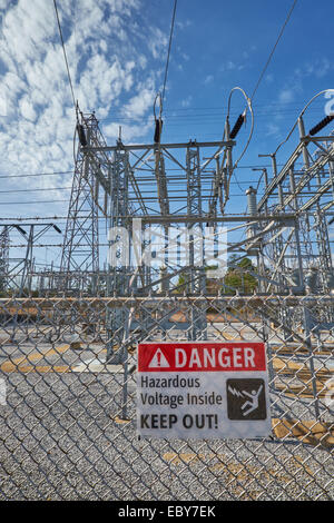 Warnschild Warnung vor gefährlichen Hochspannungsleitungen und Beratung bei Strom- Transfer Station heraus zu halten, Alabama USA. Stockfoto