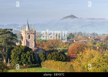 Glastonbury Tor und Westkirche Pennard an einem nebligen Herbstmorgen, Somerset, England. Herbst (November) 2013. Stockfoto