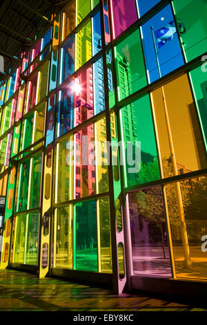 Bunte Fenster und Reflexionen am Boden, Palais des Congres, Montreal, Quebec, Kanada Stockfoto