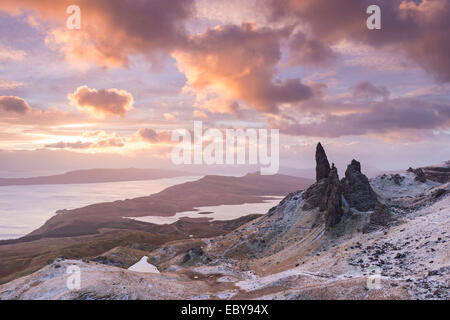 Winter-Sonnenaufgang über der Old Man of Storr auf der Isle Of Skye, Schottland. Winter (Dezember) 2013. Stockfoto