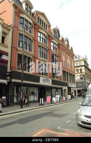 Sonnigen schrägen Porträt rote Ziegel Afflecks Gebäude steigt am Straßenrand Oldham Street, Northern Quarter, Manchester, UK Stockfoto