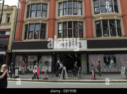 Blick über Oldham Street Passanten Pflaster vor Afllecks Markthalle bauen, Northern Quarter, Manchester, UK Stockfoto