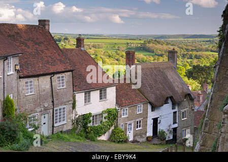 Am malerischen Gold Hill in Shaftesbury, Dorset, England. Frühjahr (Mai) 2014. Stockfoto