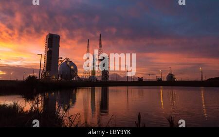 Cape Canaveral, USA, 5. Dezember 2014. Orion-Raumsonde der NASA montiert eine United Launch Alliance Delta IV Heavy Rakete auf der Startrampe wie Dämmerung bricht an Space Launch Complex 37 4. Dezember 2014 in Cape Canaveral, Florida. Das unbemannte Raumschiff Orion wird zweimal, erreichen eine Höhe von ca. 3.600 Meilen über der Erde vor der Landung im Pazifik Erdumlaufbahn. Bildnachweis: Planetpix/Alamy Live-Nachrichten Stockfoto