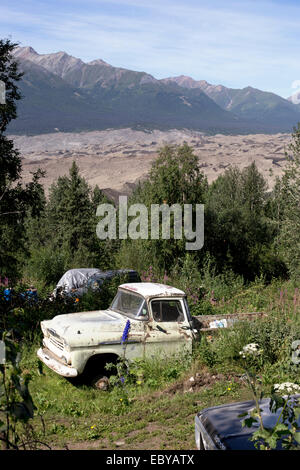 Ein Wrack zurückgelassen neben einem Gletscher in Kennecott, Alaska, USA Stockfoto