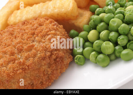 Fischkuchen mit Panierter Fisch und Kartoffeln, serviert mit Pommes Frites und Erbsen gemacht Stockfoto