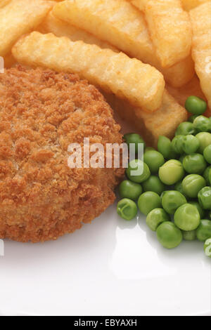 Fischkuchen mit Panierter Fisch und Kartoffeln, serviert mit Pommes Frites und Erbsen gemacht Stockfoto