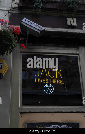 Porträt-gelb Neon "Jack lebt hier alte Nr. 7" Jack Daniels Anzeige Glasfenster, Nacht und Tag Cafe, Oldham Street, Manchester Stockfoto