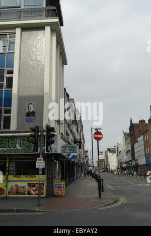 Grauer Himmel Porträt Oldham Street Hilton Street mit Straßenecke Mosaik von Mysterium Mann, Northern Quarter, Manchester, UK Stockfoto