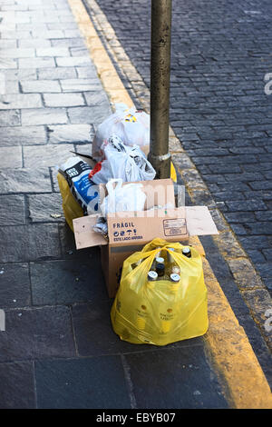 Leere Flaschen und anderen Müll beladen bei der Post auf Bürgersteig für die Garbagecollection im Zentrum von Arequipa, Peru Stockfoto