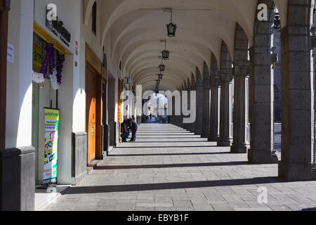 Torbogen des Portal de San Agustin im Zentrum Stadt in den frühen Morgenstunden in Arequipa, Peru Stockfoto