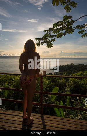 Schöne Frau im Bikini, Blick auf das Meer in Costa Rica bei Sonnenaufgang Stockfoto