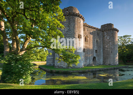 Nunney Castle und Graben in das Dorf Nunney, Somerset, England. (Juni) im Sommer 2014. Stockfoto
