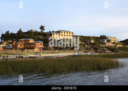 Gebäude und Boote in Challapampa am Ufer des Titicaca auf Isla del Sol (Sonneninsel) in Bolivien Stockfoto