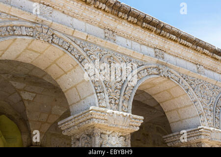 Kunstvoll geschnitzten steinernen Bögen in den Kreuzgängen auf die äußere Fassade des alten Jesuitenkirche, Iglesia de la Compañía, Arequipa, Peru Stockfoto