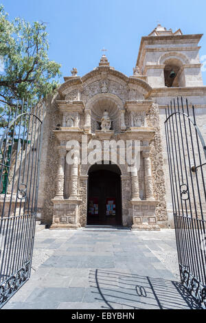 Iglesia de San Juan de Yanahuara, Parroquia de Yanahuara, mit kunstvoll geschnitzten Eingang und Außenfassade, Arequipa, Peru auf einem blauen Himmel sonnigen Tag Stockfoto