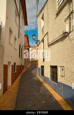 Bergauf Gasse in einem der vielen charmanten Bergdörfern an Costa Blanca Stockfoto