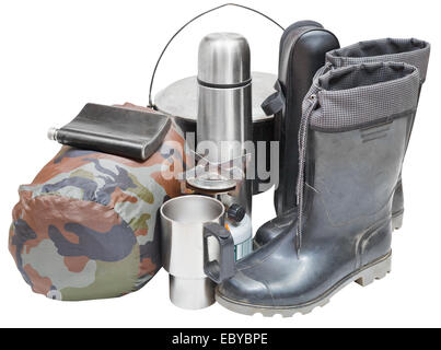 camping Zubehör-Set mit Gummistiefel, Topf, Thermoskanne, Flasche, Dose, Schlafsack, Gasbrenner isoliert auf weißem Hintergrund Stockfoto