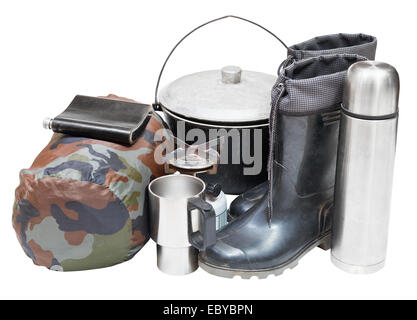 Tourismus-Ausrüstung mit Gummistiefel, Topf, Thermoskanne, Flasche, Dose, Schlafsack, Gasbrenner isoliert auf weißem Hintergrund Stockfoto