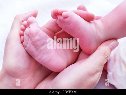 Füße von Neugeborenen Stockfoto