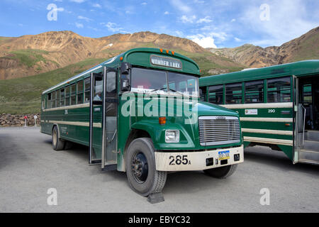 Ein Touristenbus, gonna Wonder Lake in Denali Nationalpark und Reservat in Alaksa geparkt. Stockfoto