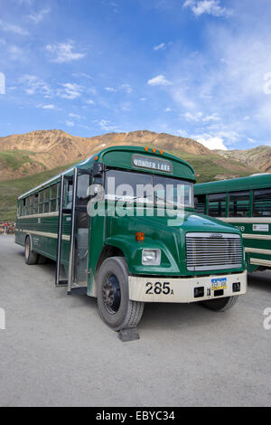 Ein Touristenbus, gonna Wonder Lake in Denali Nationalpark und Reservat in Alaksa geparkt Stockfoto