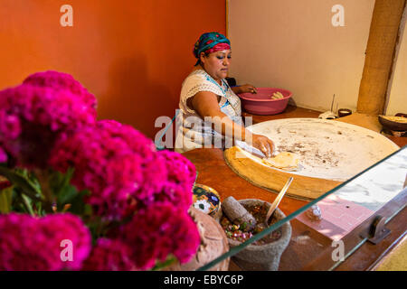 Eine Köchin Hand macht Tortillas auf dem heissen Stein im Restaurant la Olla 27. Oktober 2013 in Oaxaca, Mexiko. Stockfoto