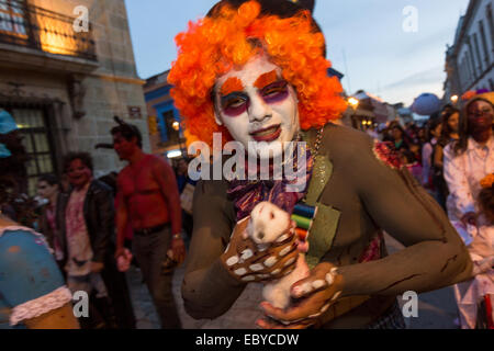 Ein Mann gekleidet in ein Kostüm Paraden durch die Straßen im Laufe des Tages von den Dead Festival in Spanisch als D'a de Muertos am 30. Oktober 2014 in Oaxaca, Mexiko bekannt. Stockfoto