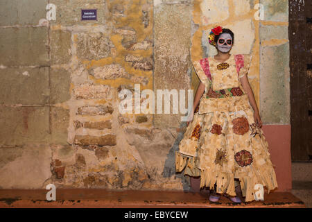 Eine Mexikanerin gekleidet in einem Catrina Kostüm mit Gesicht malen Parade im Laufe des Tages von den Dead Festival in Spanisch als D'a de Muertos am 30. Oktober 2014 in Oaxaca, Mexiko bekannt. Stockfoto