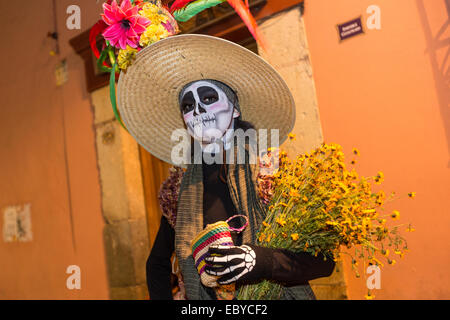 Eine Mexikanerin gekleidet in einem Catrina Kostüm mit Gesicht malen Parade im Laufe des Tages von den Dead Festival in Spanisch als D'a de Muertos am 30. Oktober 2014 in Oaxaca, Mexiko bekannt. Stockfoto