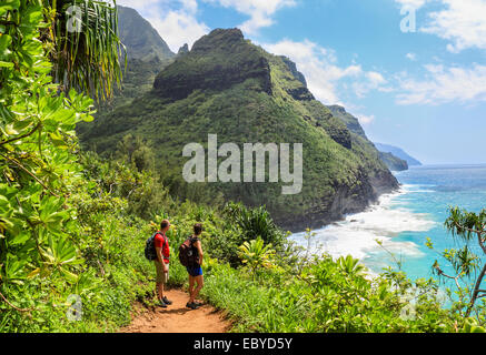 Wanderer auf dem Kalalau Trail auf Kauai Stockfoto