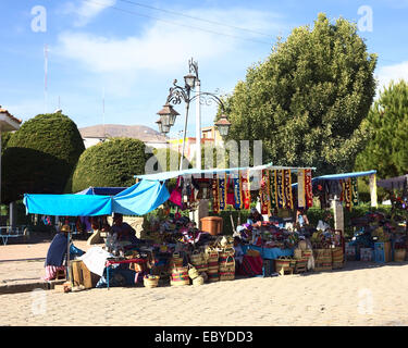 Kleine Stände mit Souvenirs und Schmuck für den Segen von Automobilen in Copacabana, Bolivien Stockfoto