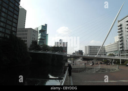 Blauer Himmelsblick auf Trinity und Albert Bridges und Hochhäuser, Menschen entspannend Irwell Gehweg, Salford Bank Fluß Irwell Stockfoto