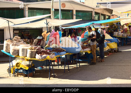 Menschen stehen bei Snack stehen Angebot bolivianische Spezialitäten außerhalb des Marktes in Copacabana, Bolivien Stockfoto