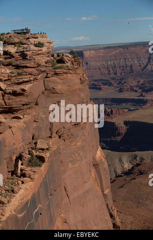 USA, Utah, Dead Horse State Park, Touristen auf die Aussichtsplattform (links) Stockfoto