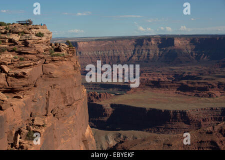 USA, Utah, Dead Horse State Park, Touristen auf die Aussichtsplattform (links) Stockfoto