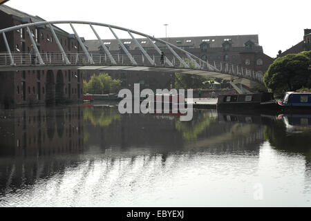 Blick Richtung Morgensonne und Mitte und Händler-Lager, Händler Brücke Castlefield Canal Basin, Manchester, UK Stockfoto