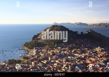 Blick vor Sonnenuntergang auf den kleinen touristischen Stadt von Copacabana und Titicaca-See in Bolivien Stockfoto