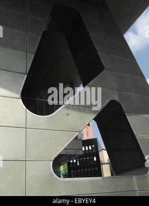 Sonnige Aussicht Lowry Retail Outlet Gebäude durch Stahl Bein Eingang Tragfläche Baldachin, das Lowry Centre, Salford Quays, UK Stockfoto