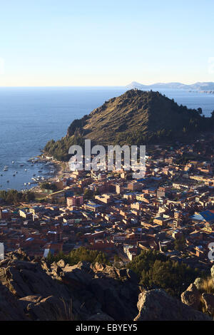 Blick vor Sonnenuntergang auf den kleinen touristischen Stadt von Copacabana und Titicaca-See in Bolivien Stockfoto