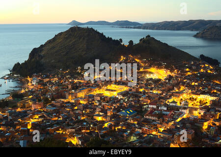 Blick nach Sonnenuntergang auf den kleinen touristischen Stadt von Copacabana und Titicaca-See in Bolivien Stockfoto