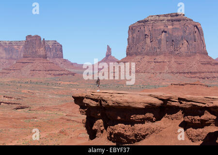 USA, Utah, Monument Valley Navajo Tribal Park, Blick von John Ford Point, Merrick Butte (Hintergrund, rechts), tourist Stockfoto