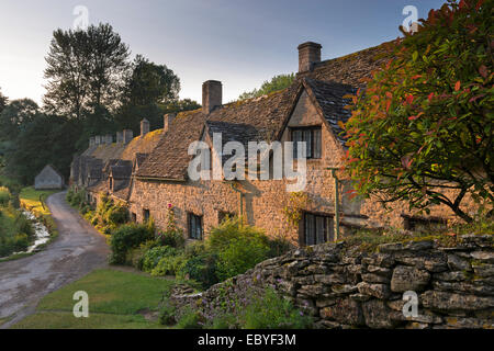 Malerische Cottages im Arlington Row in den Cotswolds Dorf Bibury, Gloucestershire, England. (Juli) im Sommer 2014. Stockfoto