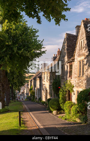 Hübsche Ferienhäuser entlang der Hügel in den Cotswolds Stadt Burford, Oxfordshire, England. (Juli) im Sommer 2014. Stockfoto