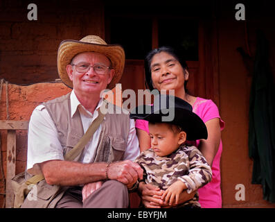 Besucher mit einer einheimischen Frau und Kind in einem Zapoteken-Dorf in Oaxaca, Mexiko Stockfoto