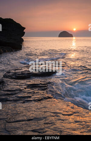 Sonnenuntergang über Trebarwith Strand Beach in North Cornwall, England. Herbst (September) 2014. Stockfoto