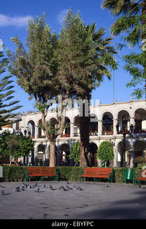 Plaza de Armas (Hauptplatz) mit dem Torbogen des Portal de San Agustin in Arequipa, Peru Stockfoto